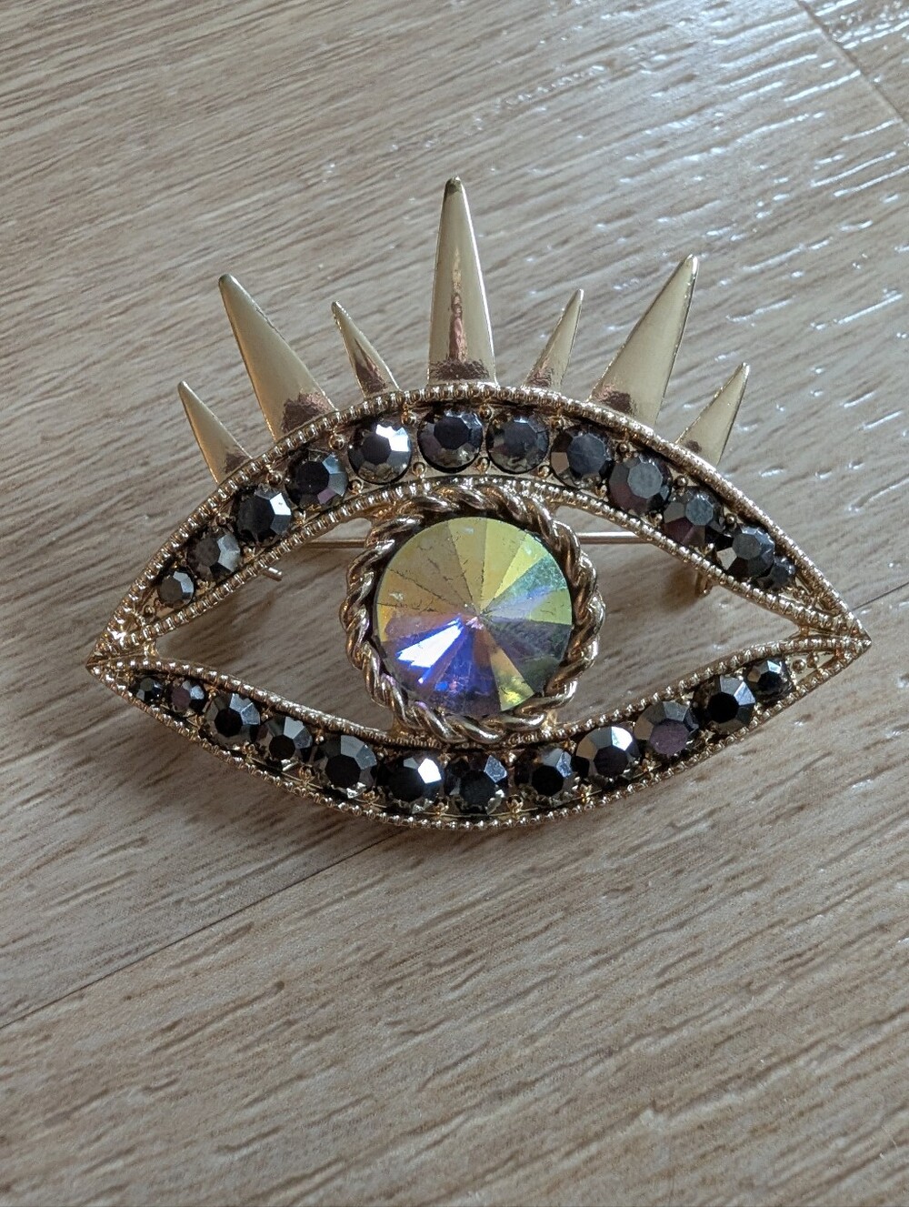 Vintage Gemstone Witchy Gold-Tone Eye Brooch Black Crystal Iridescent